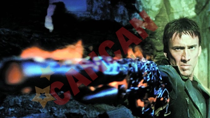 Nicolas Cage trage cu arme de jucarie!
