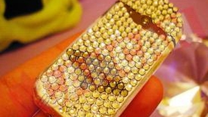 Isi decoreaza masinile de fite cu cristale Swarovski
