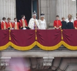 Regele Charles, alături de Regina consoartă Camilla, în timp ce salută mulțimea / foto: captură video Instagram The Royal Family