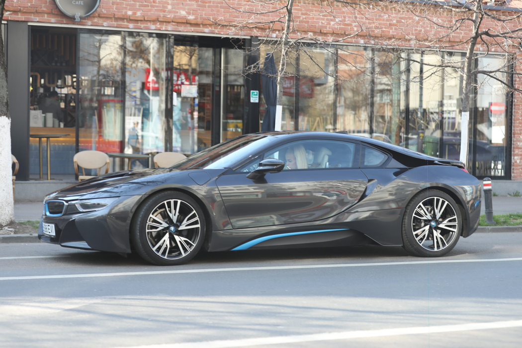 Anda Adam și-a tras un super-bolid de lux, un BMW I8