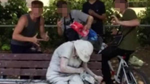 Patru adolescenți au atacat cu ouă și făină o femeie cu dizabilități! Tinerii s-au lăudat pe internet cu fapta lor