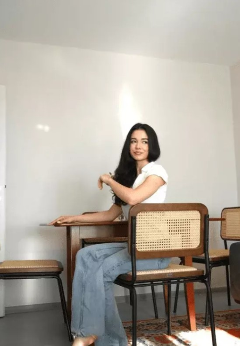 Cum arată apartamentul în care s-a mutat fiica lui Răzvan Simion. Ianca a combinat designul modern cu vintage