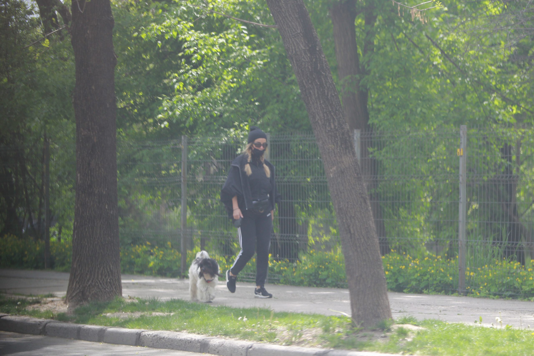 Tania Budi s-a camuflat cu mască, ochelari, căciulă și a ieșit la plimbare cu prietenul necuvântător