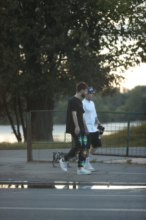 Lino Golden s-a întâlnit și cu un prieten, în timp ce-și plimba cățelul (Foto: CANCAN.RO)