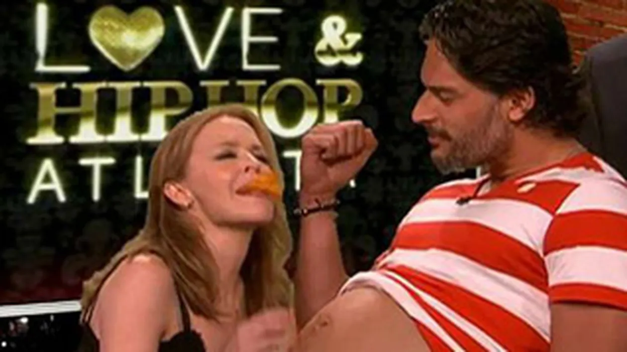Kylie Minogue a luat-o razna! Uite cum mananca chipsuri direct de pe burta unui barbat!