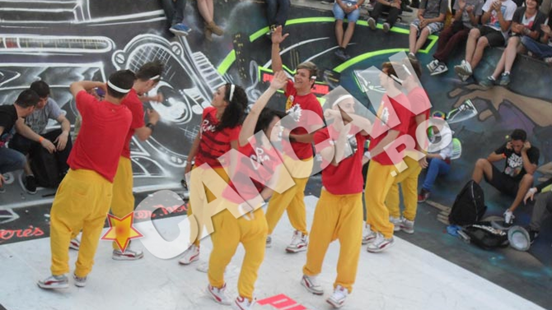 Trupa Trouble, semifinalistii de la "Romanii au talent", au incantat publicul de la Street Heroes cu un numar incendiar de dans! Vezi cum si-au facut "avion" o colega