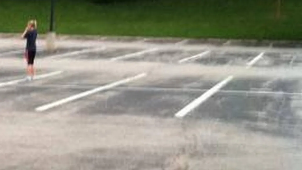 O sa razi cu lacrimi cand o sa vezi cum si-a parcat blonda asta masina! Cat de varza sa fii!?! Era goala parcarea!