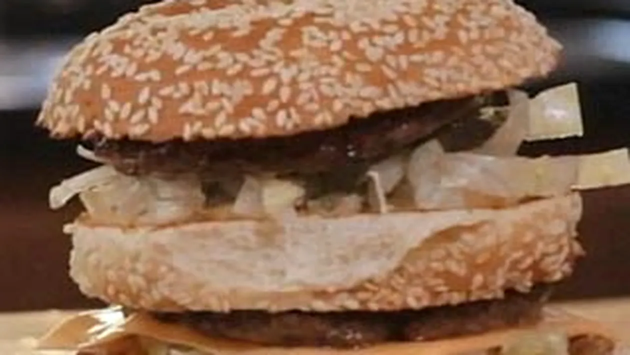 VIDEO Nu poti renunta la fast-food? Un bucatar de la McDonald's iti spune cum iti poti prepara acasa un Big Mac cu ingredintele cu care ei il fac la restaurant