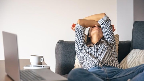 Munca de acasă îi lovește pe tineri fix unde îi doare! Abia acum își dau seama că "remote-ul" le sabotează cariera