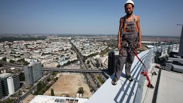 Interviu la peste 130 de metri inaltime! Alpinistul asta spala geamuri la etajul 34 dar spune ca “taximetria este periculoasa!”