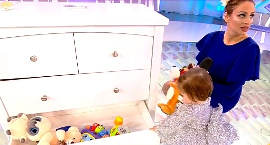 Simona Gherghe ia lecţii de cum să fie mamă de fetiţă de la Sânziana Buruiană! Cum s-a purtat cu fetiţa blondei
