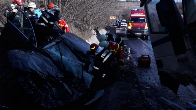 Accident înfiorător în Pitești! Doi elevi de clasa a XII-a, iubiți, și mama unuia dintre ei, au fost striviți de un TIR!