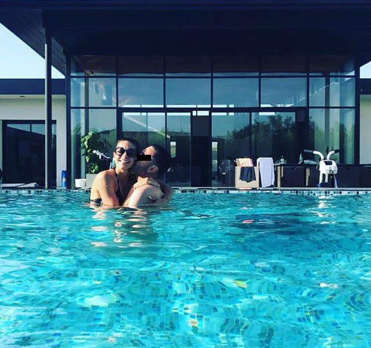 "Perversul" o sărută pe iubita lui în piscină