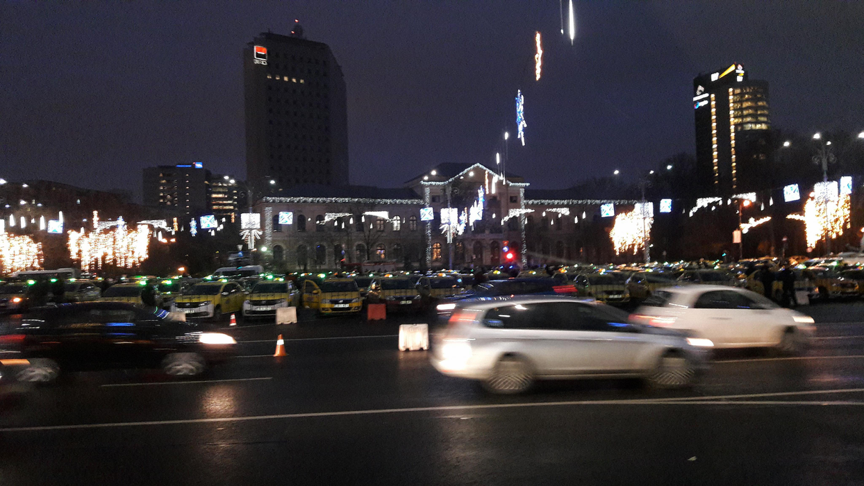 Protest în Capitală! Taximetriştii au blocat Piaţa Victoriei