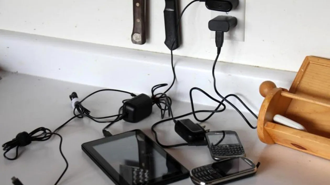 Aceștia sunt vampirii electrici. Aparatele electrocasnice din locuință pe care trebuie să le scoți din priză. Deși sunt în stand-by, consumă multă energie electrică