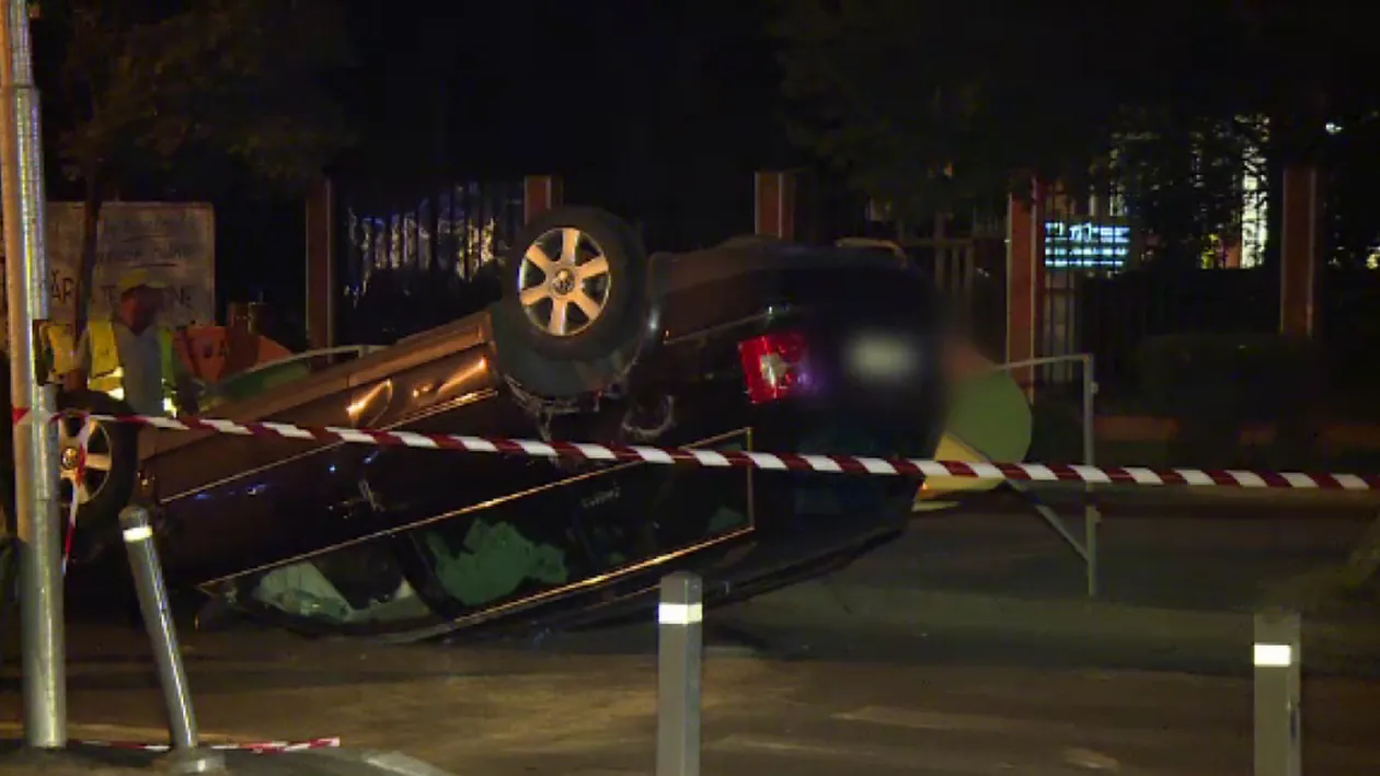 Accident în Capitală! S-a răsturnat cu mașina într-un refugiu de tramvai