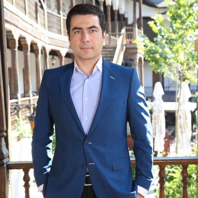 Celebrul prezentator de la PRO TV apare rar în public cu soția (cunoscută jurnalistă)… Noi i-am filmat însă departe de pupitrul știrilor!