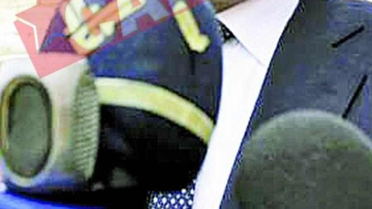 Primul-ministru irakian da bani saracilor pe strada