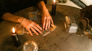 Cartea de Tarot de azi, 10 aprilie 2026. Eremitul le spune nativilor Fecioară și Pești: închideți ușa lumii și deschideți-o pe a voastră