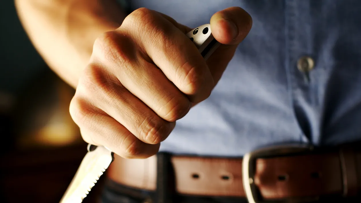 Elev injunghiat in Capitala. Tanarul a fost internat in spital in stare grava