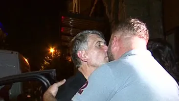 Cristian Pomohaci, sărutat pe gură de un bărbat la ultimul său concert! Cum a reacţionat lumea atunci când l-a văzut pe preot