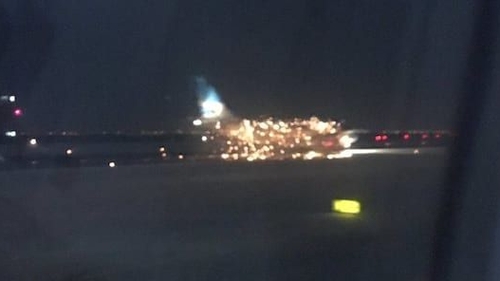Scene incredibile pe aeroportul din NEW YORK! S-a auzit o explozie, apoi un avion de pasageri a luat foc în timpul decolării