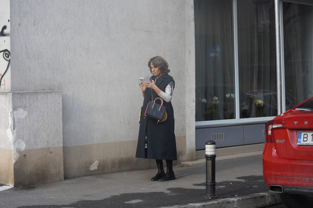 Anna Lesko își verifică mesajele din mers (Foto: CANCAN.RO)