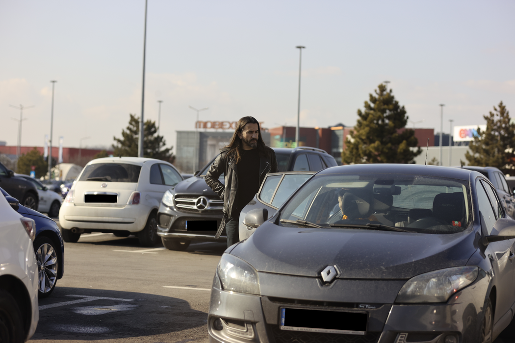 Tibi Clenci, în parcarea de la Mall Băneasa (Foto: CANCAN.RO)