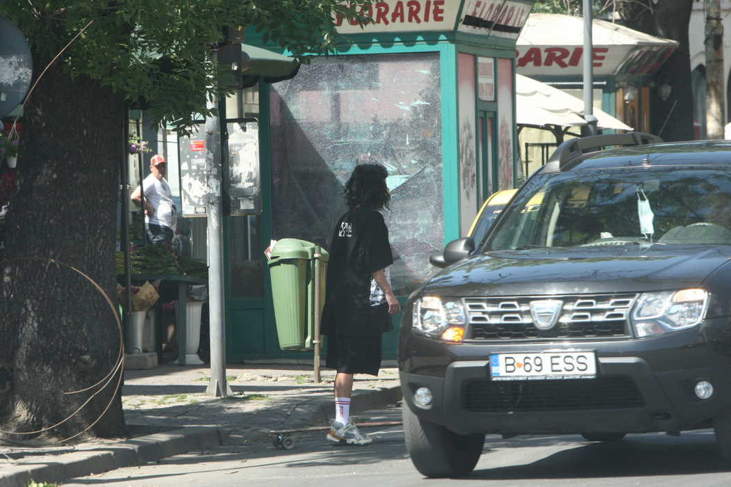 Inna, un skater disciplinat în trafic