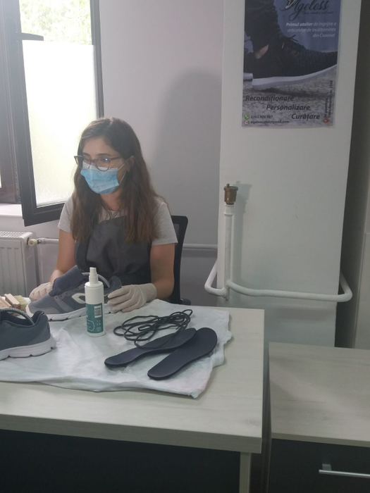 Voluntarii craioveni fac adevărat minuni cu pantofii uzați