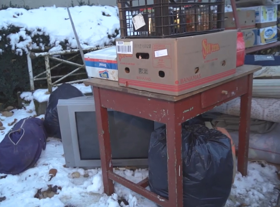 Protest tulburător al unui poliţist din Suceava! A ieşit în stradă cu mobila lângă el, fiindcă nu mai are unde să locuiască