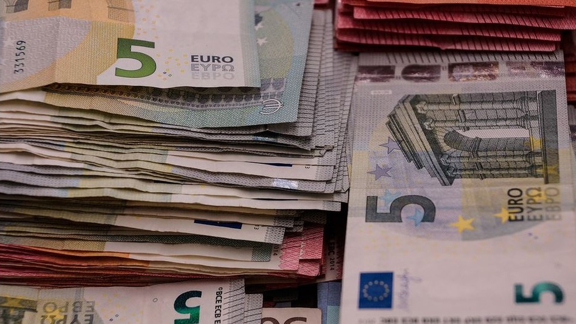 Cât este salariul minim pe economie în România, după ce a fost majorat! Țara noastră, Bulgaria și Ungaria au cele mai mici salarii minime din UE