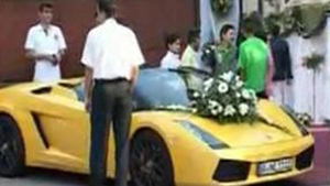 VIDEO Doi copii romi s-au casatorit in Galati! Mireasa are doar 7 ani