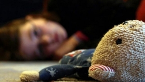 8 ani și 8 luni de închisoare cu executare pentru femeia din Sălaj, care și-a supus nepotul la chinuri groznice