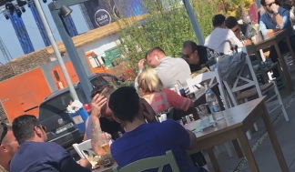 Cristian Popescu Piedone ia masa cu un prieten, la Mamaia