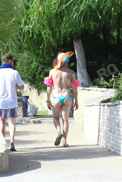 Apariţie incredibilă, pe litoral! Acest bărbat a „furat“ o pereche de bikini şi a ieşit aşa la plajă