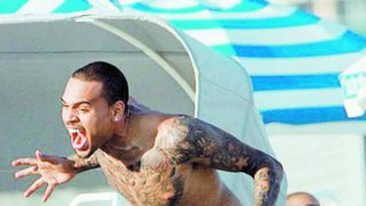 Fostul Rihannei, atacat de pescarusi pe plaja: Fugi, Chris, fugi!