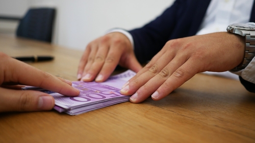 Românii care iau credite de nevoi personale, mai bine protejați de lege. În cât timp pot renunța la împrumut?