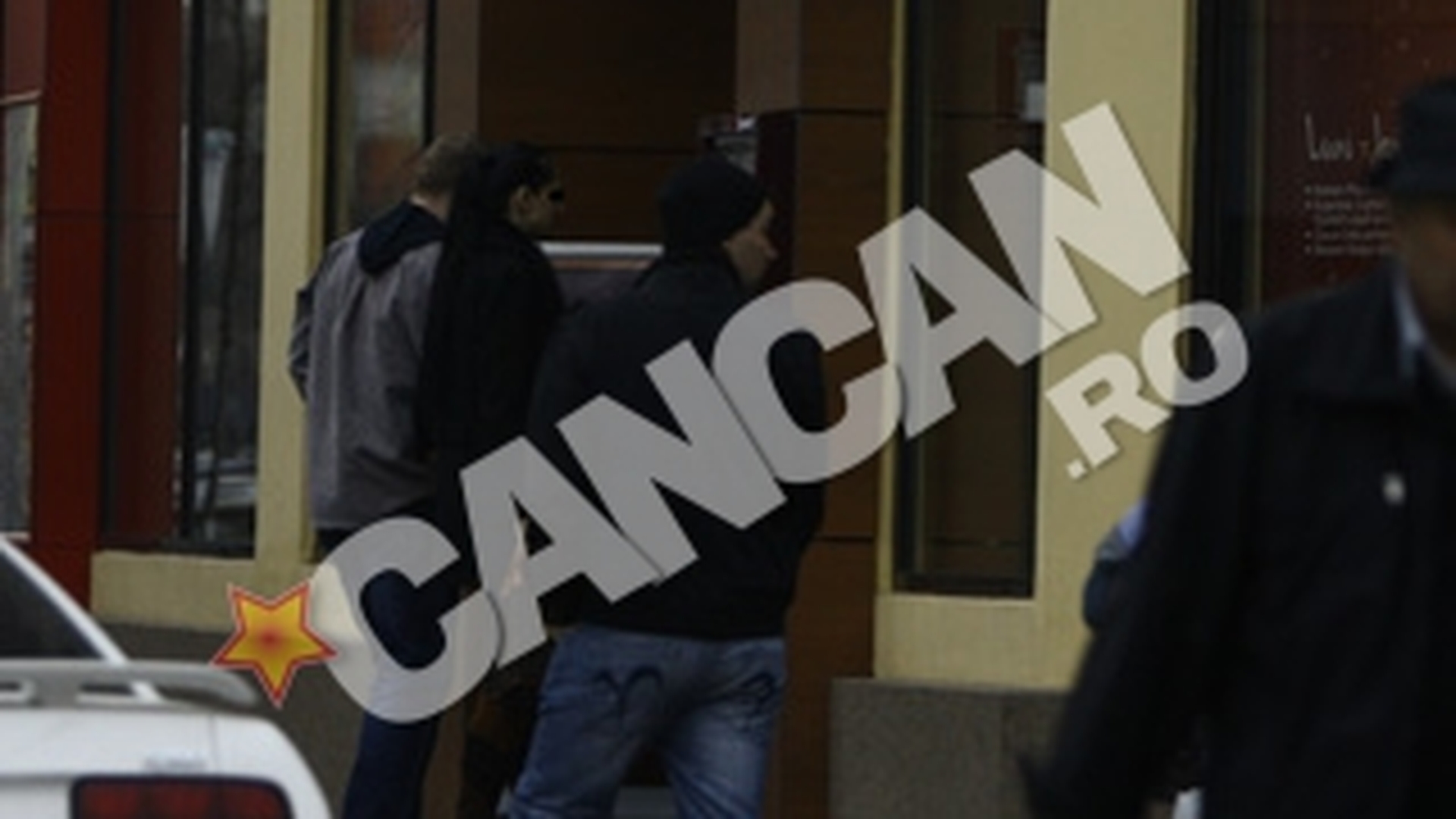 Mai bine la pizza decat printre cratite si oale! Tolea nu vrea sa-si vada iubita in bucatarie!