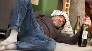 Betivii au Dumnezeul lor! A scapat nevatamat dupa ce a cazut de pe un stalp unde se urcase sa protesteze