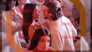 Cuza a ”trădat” cu o sexy brunețică! În urmă cu o lună, ieșea cu iubita în club, la Mamaia