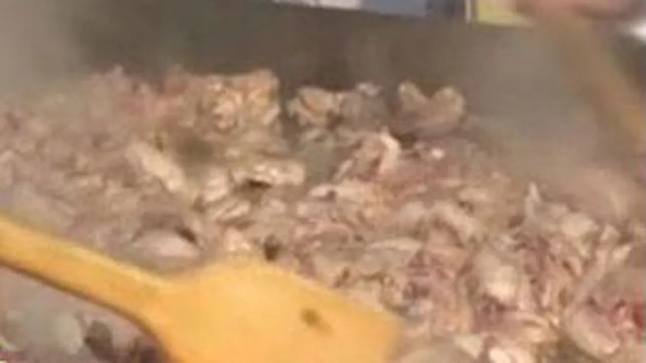 VIDEO Recordul mondial ne apartine! Vezi cea mai mare tocana de pui cu ciuperci din lume!