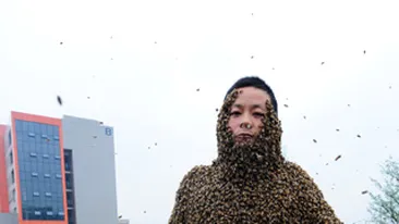 Incredibil! Cum a reusit un chinez sa se acopere cu 330.000 de albine? Ce crezi, l-a muscat vreuna?