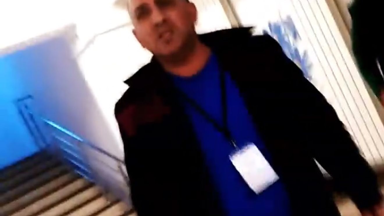 IMAGINI ȘOCANTE: Un paznic de la Spitalul Câmpina îl bate pe fiul unui pacient venit în vizită