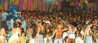 Cea mai tare petrecere din anii '90 revine! Nimeni nu dormea, oamenii umblau dezbrăcați și nu existau reguli
