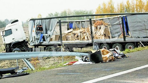 Soferul TIR-ului ucigas are de achitat 15.000 de euro pentru stricaciunile drumului Mako-Szeged din Ungaria! Pus sa plateasca autostrada