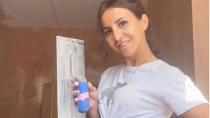 Cum arată femeia de 27 de ani care a ales să tencuiască pentru bani: "Mi se spune că sunt prea frumoasă pentru asta"