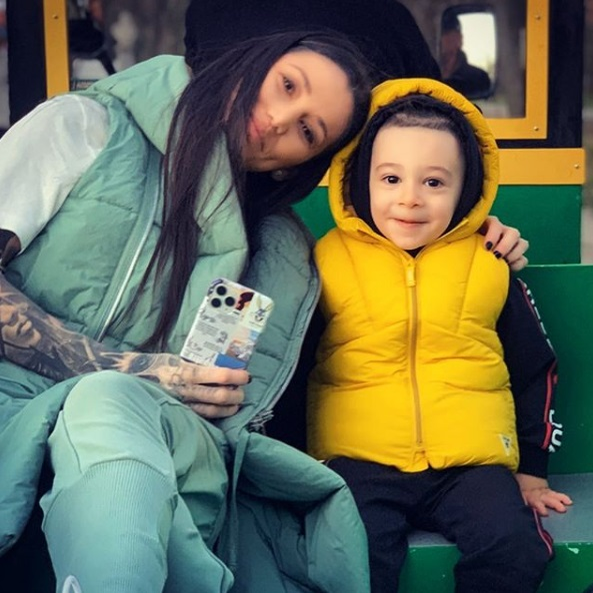 Roxana Vancea, îngrozită de noul coronavirus. Cum se protejează vedeta şi familia sa