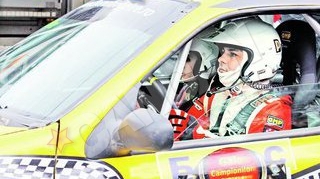 A avut probleme cu motorul bolidului sau. Petre, mecanic de ocazie la Sinaia