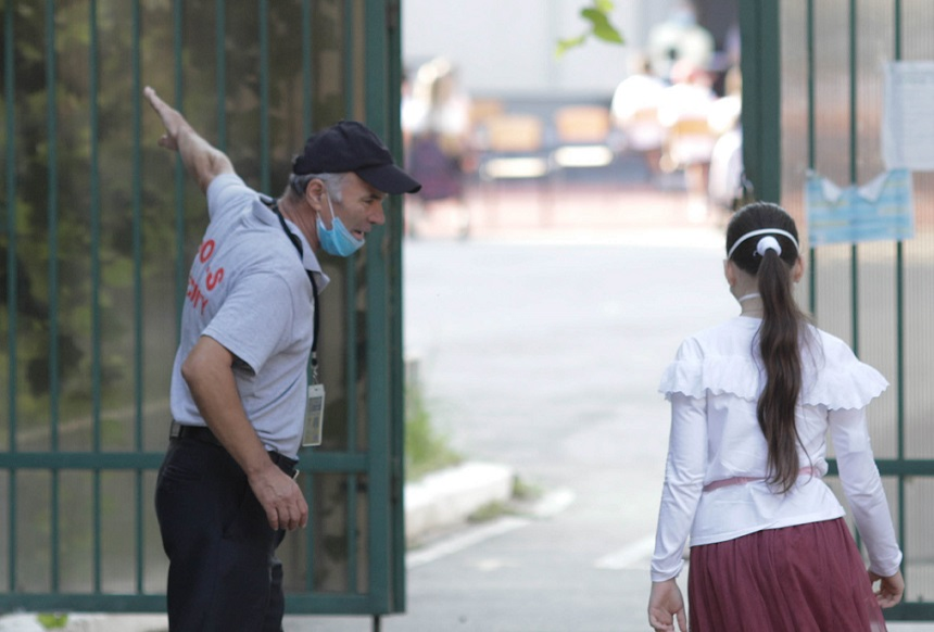 Cum a venit îmbrăcată azi, în prima zi de școală, o elevă de la Liceul Tudor Vianu din București. Reacția paznicului când a văzut-o
